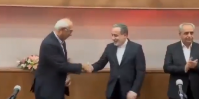 لحظة مؤثرة... عراقجي يحاول تقبيل يد أستاذه وردّة الفعل تخطف القلوب (فيديو)