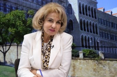 بشرى الخليل تطالب بحكم العسكر وتقرع طبول 