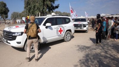 بعد تسلّمها رفات ثلاثة رهائن... إسرائيل تبدأ التحقّق من هوياتهم