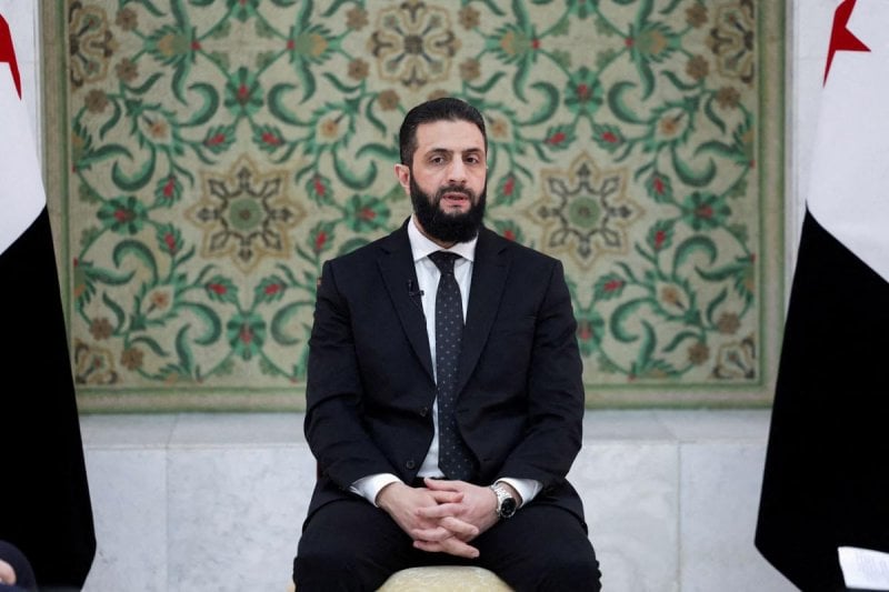 إدلب مجدداً في الواجهة... تفاصيل "متناقضة" من اجتماع الشرع مع مسؤولين