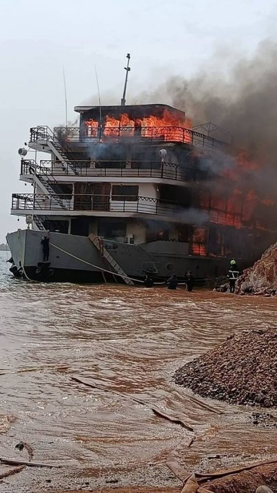  في أسوان... حريق هائل يلتهم باخرة سياحية (صور)