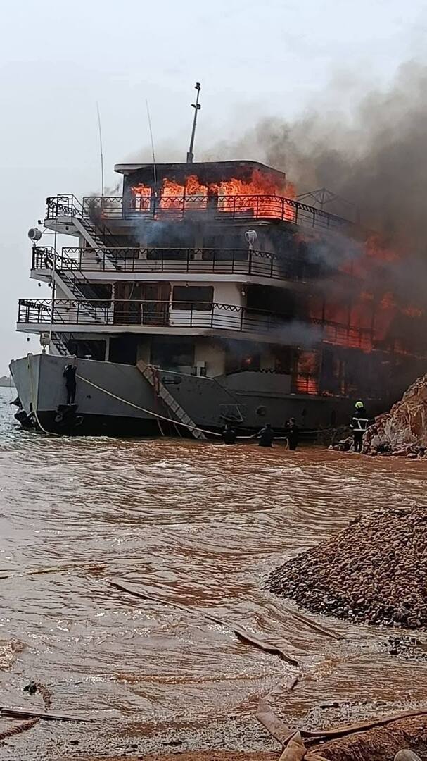  في أسوان... حريق هائل يلتهم باخرة سياحية (صور)