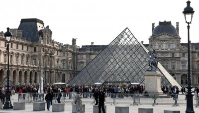 قضية سرقة اللوفر تتسع.. اتهام امرأة بالتآمر الجنائي