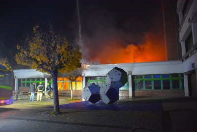 حريق في مدرسة بألمانيا يشعل الذعر... والدخان يغطي السماء