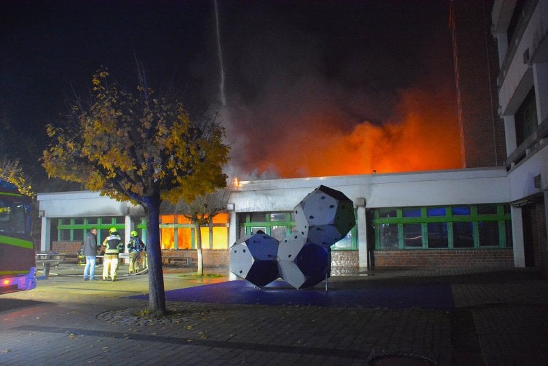 حريق في مدرسة بألمانيا يشعل الذعر... والدخان يغطي السماء