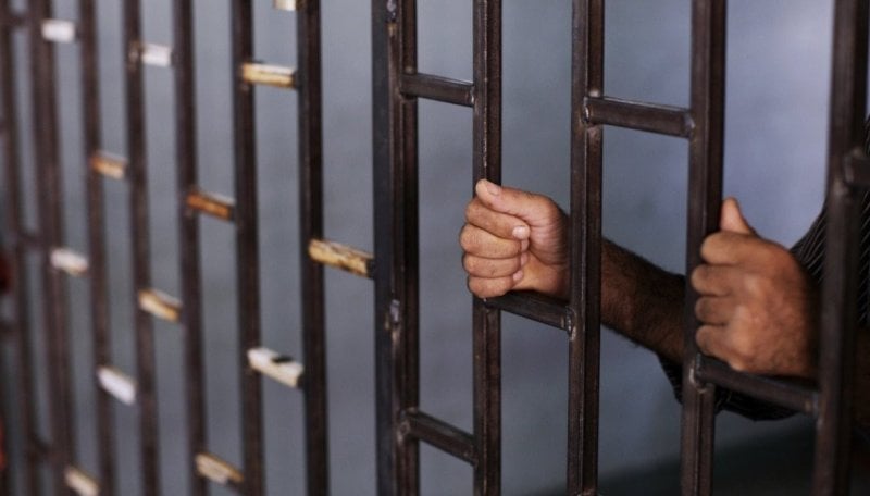 ادّعيا القدرة على الإفراج عن موقوفة مقابل المال… فأصبحا بجوارها
