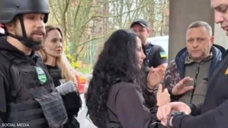 زيارة تتحوّل إلى أزمة... أنجلينا جولي تحت الأضواء في أوكرانيا (فيديو)