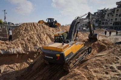 البحث عن آخرين... إسرائيل تتسلم رفات رهينة من حماس