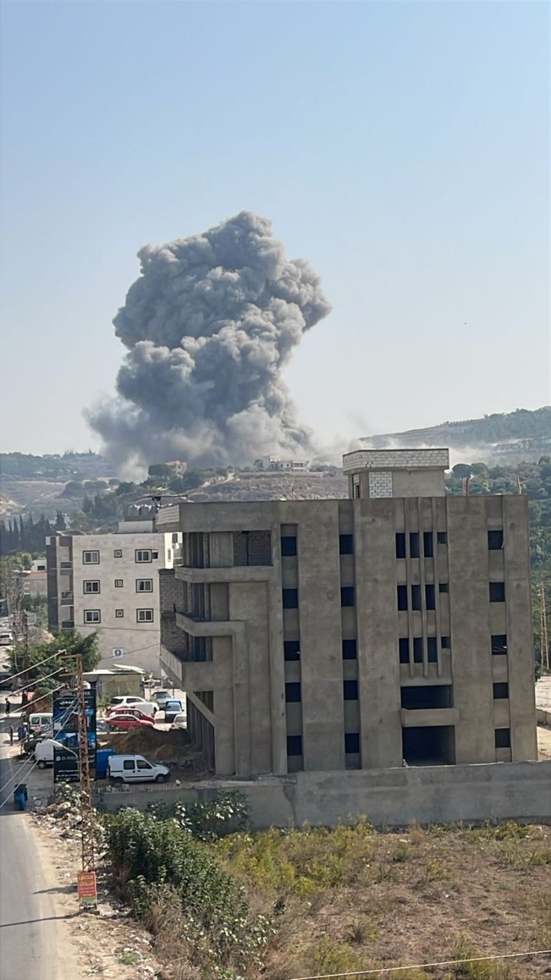 شهيد وثلاثة جرحى... غارة إسرائيلية تستهدف محيط مدينة صور (فيديو)