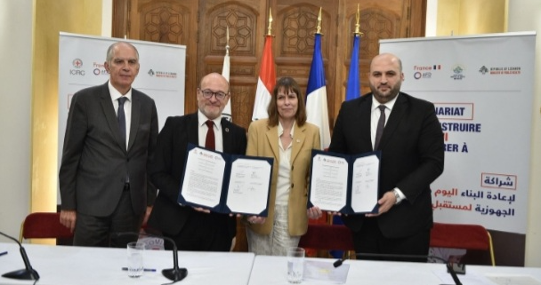 لتعزيز النظام الصحي ... ناصر الدين يوقع اتفاقية مع الوكالة الفرنسية