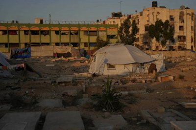 احتمى الفلسطينيون بالموتى... مقابر غزة تتحول إلى بيوتٍ للأحياء