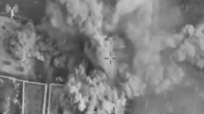 زاعمًا أنها لقوة الرضوان... بالفيديو: الجيش الإسرائيلي يستعرض الغارات على الجنوب