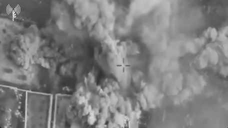 زاعمًا أنها لقوة الرضوان... بالفيديو: الجيش الإسرائيلي يستعرض الغارات على الجنوب