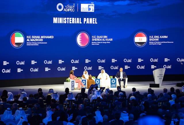 شرق المتوسط يشتعل بالاستثمارات... مصر توقّع اتفاقيتي غاز ضخمتين في "أديبك 2025"