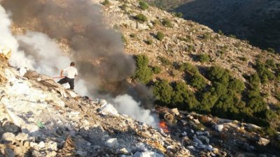 حريق كبير في مكب نفايات إرزي... والنيران تلتهم الجبل المجاور