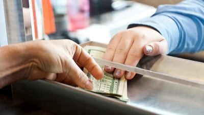 قرار مفاجئ يهزّ مؤسسة لبنانية... ضحايا جدد يدفعون الثمن وأرقام مرعبة تكشف 