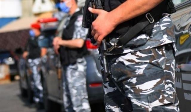 "انتحل صفة أمنية"... "الأمن" يوقف سارقاً خطيراً بعد اشتباك مسلح