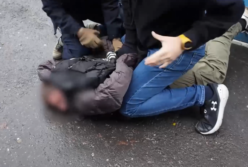 قبل فراره بدقائق... الأمن الروسي يطيح بعميل سرّب معلومات سرية للناتو (فيديو)