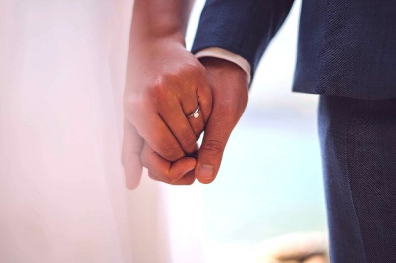 حملة "زواج" تشعل الجدل في لبنان... خطوة "جريئة" لكنها محرّمة، ونصيحة بتحويلها إلى "إيدي ع إيدَك"!
