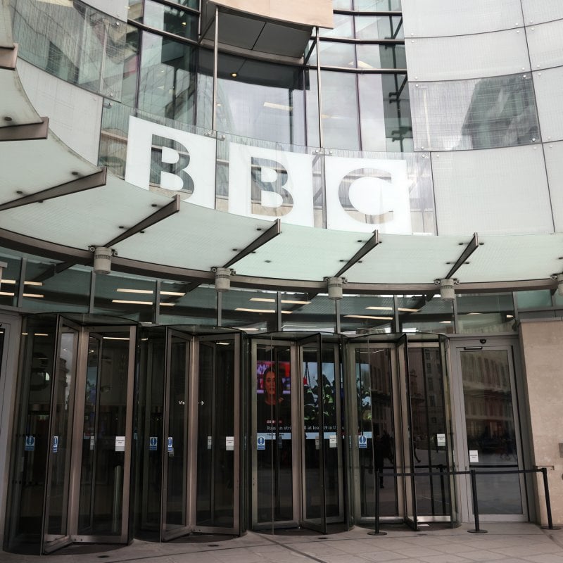 على خلفية فضيحة تحريرية... "BBC" تهتزّ باستقالة مديرها العام والرئيسة التنفيذية