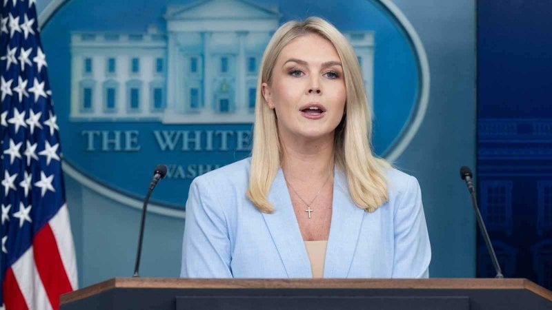 مزاح دبلوماسي في البيت الأبيض... أوربان يطلب "استعارة" متحدثة ترامب (فيديو)