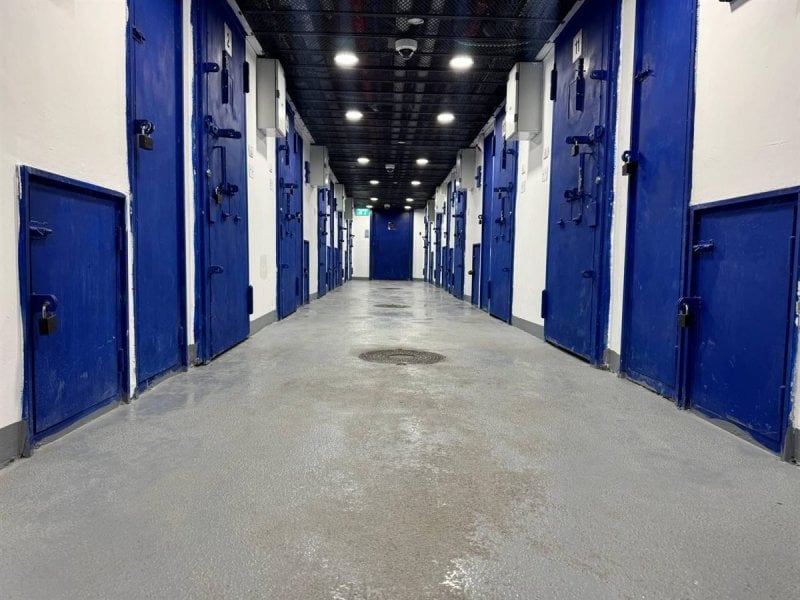 في ظلام تام وتحت الأرض... شهادات مروعة من داخل سجن إسرائيليّ سرّيّ!