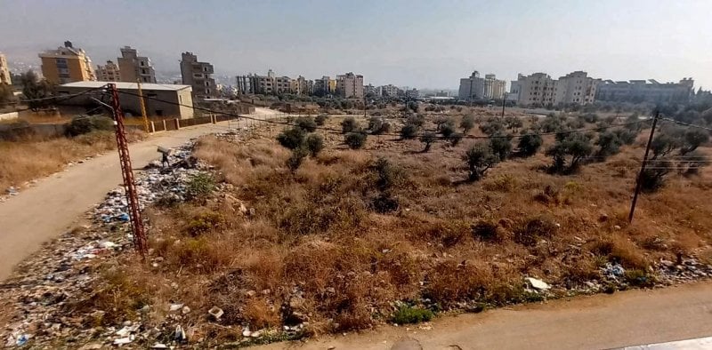 طريق يتحوّل إلى مكب للنفايات... صرخة قبل وقوع الكارثة!
