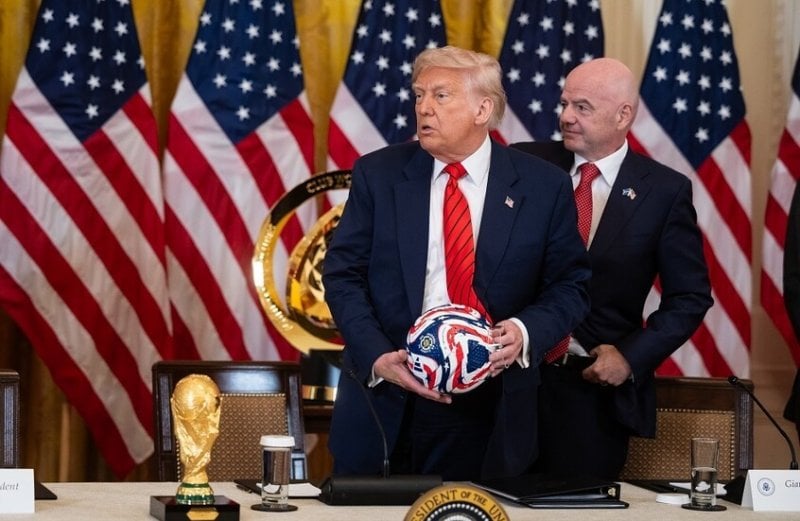 بعد إشادته بترامب... إنفانتينو في مرمى الاتهامات 