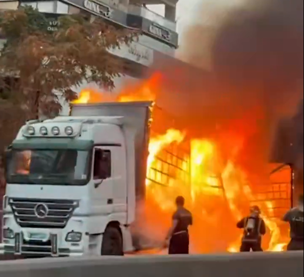 احتراق شاحنة لشركة لبنانية معروفة على أوتوستراد جونية (فيديو)