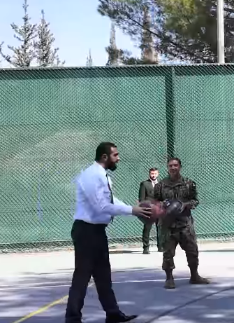الشرع يظهر في مباراة كرة سلة مع قادة عسكريين أميركيين (فيديو)