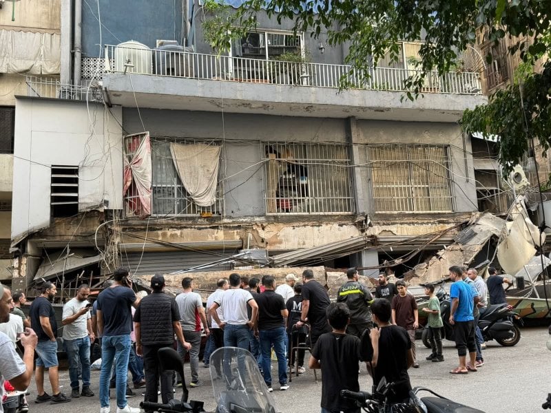 بالصور والفيديو... انهيار شرفة يثير الذعر في شارع الاستقلال – بيروت