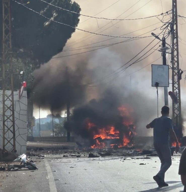 غارة إسرائيلية تستهدف سيارة في برعشيت - بنت جبيل (فيديو وصور)