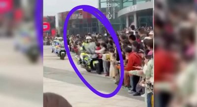 شرطية صينية تدهس أطفالًا خلال استعراض للدراجات النارية (فيديو)