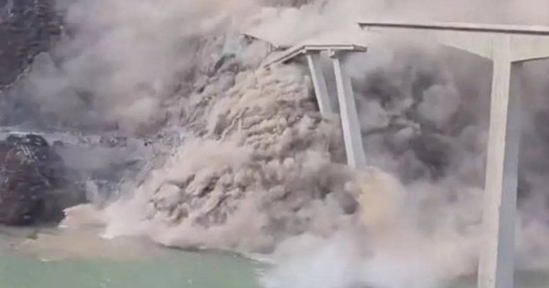 بعد أشهر على افتتاحه... انهيار جسر عملاق في الصين (فيديو)