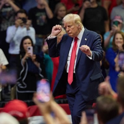 في مشهد غير مسبوق... ترامب يكسر التقاليد الرئاسية (فيديو)