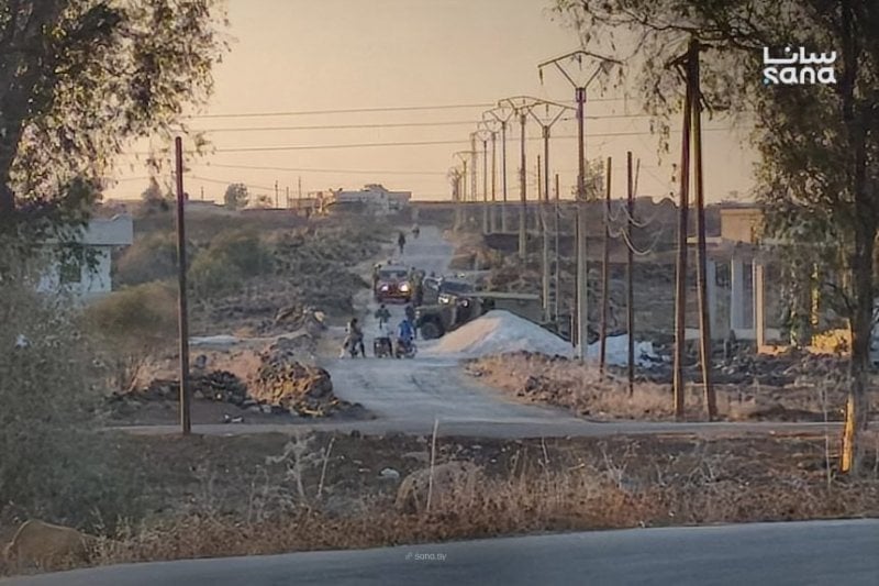 "منعوا المارّة من العبور"... بالصور: قوات إسرائيلية ترفع حواجز ترابية بريف القنيطرة