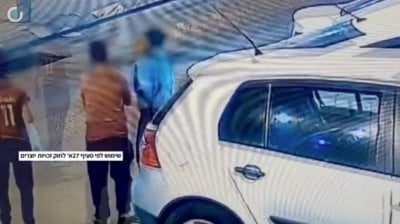 فيديو صادم... مستوطنان إسرائيليان يختطفان طفلًا فلسطينيًا ويهدّدانه بمفكّ!
