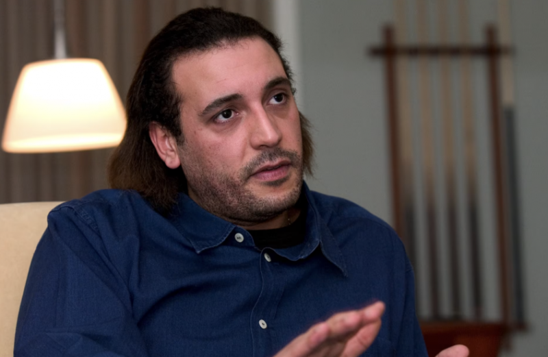 ساعات قليلة تفصله عن الحرية... هل يغادر القذافي لبنان؟