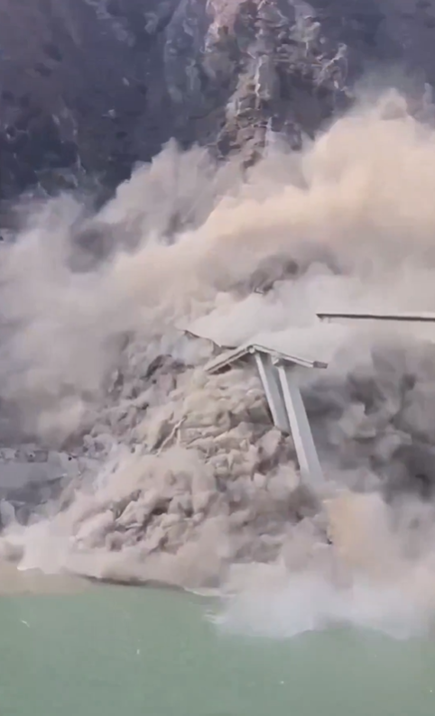 لحظة مرعبة لانهيار جسر حديث البناء في الصين (فيديو)