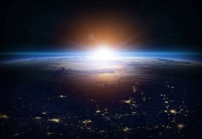 إشارة غامضة من الفضاء... جسم مجهول يقترب من الأرض ويحيّر العلماء