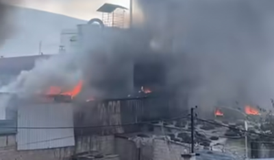 حريق في البداوي... النيران تشتعل داخل معمل بطاريات قرب محطة وقود