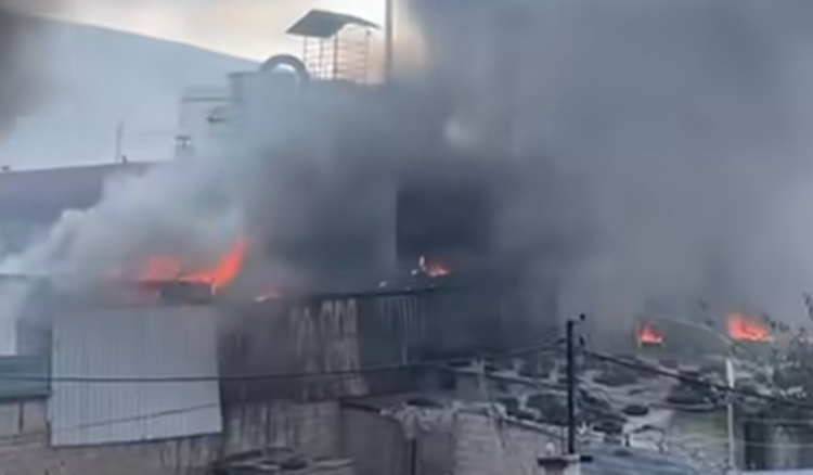 حريق في البداوي... النيران تشتعل داخل معمل بطاريات قرب محطة وقود