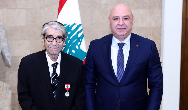 "قامة لبنانية صنعت الفرح لأجيال"... عون يُكرِّم الفنان "أبو سليم"