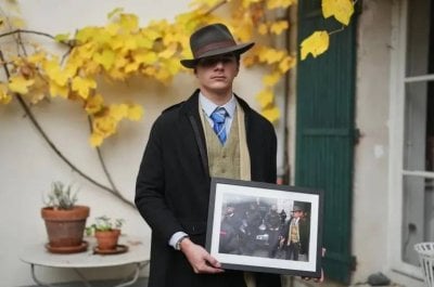 مواقع التواصل تشتعل بسبب صورة أمام اللوفر... بطلها فتى مراهق