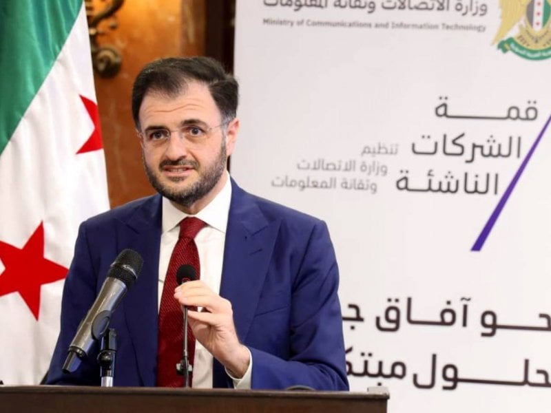 "هذا صحن إنترنت فضائي"... وزير الاتصالات السوري يثير التفاعل بتهكّمه على نفسه