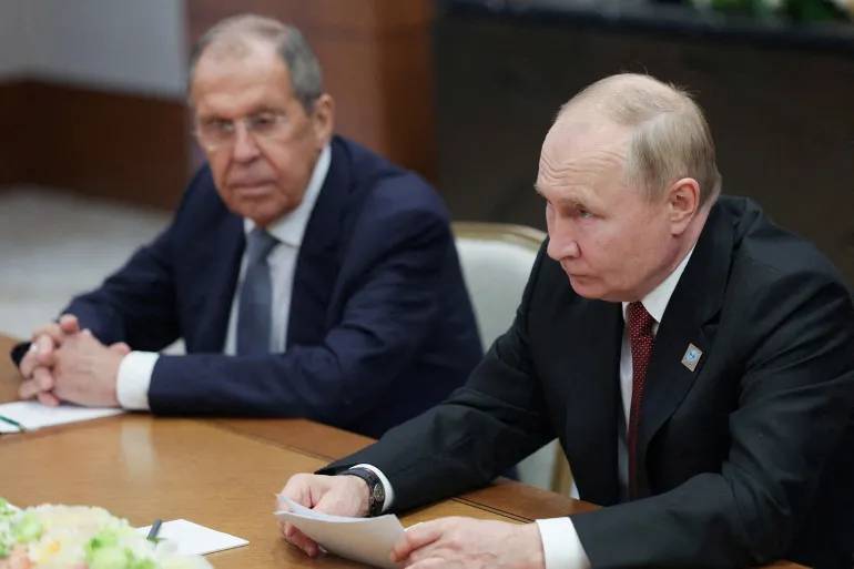 صمت الكرملين يربك المراقبين… هل يطيح بوتين برجل الظل؟