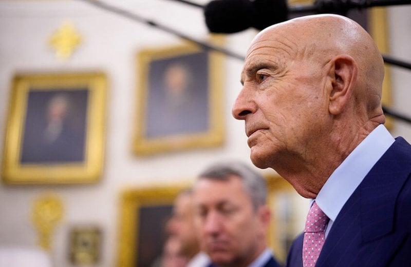 علاقة ودّية بين إبستين وتوم باراك... رسائل مسرّبة تكشف التفاصيل