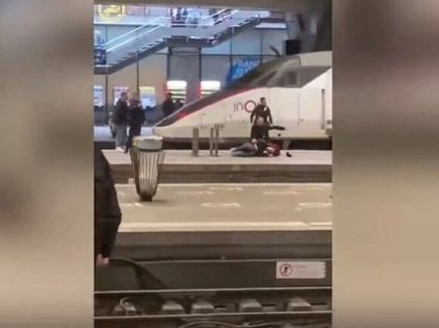 فوضى في محطة بباريس… رجل يهدّد الركاب بسكين والشرطة تردّ بالرصاص (فيديو)