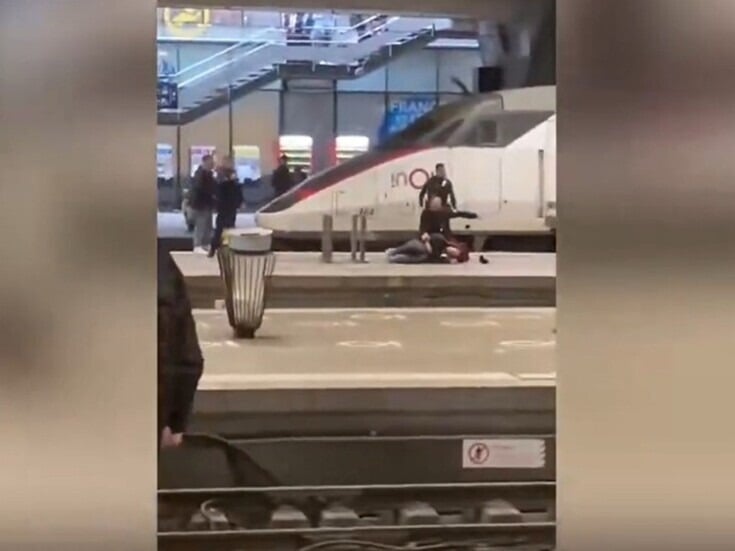 فوضى في محطة بباريس… رجل يهدّد الركاب بسكين والشرطة تردّ بالرصاص (فيديو)