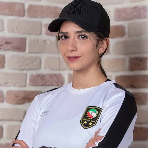 بالفيديو: ظهور مدرّبة إيرانية بلا حجاب يشعل الجدل… وإجراءات صارمة تُتخذ بحقها